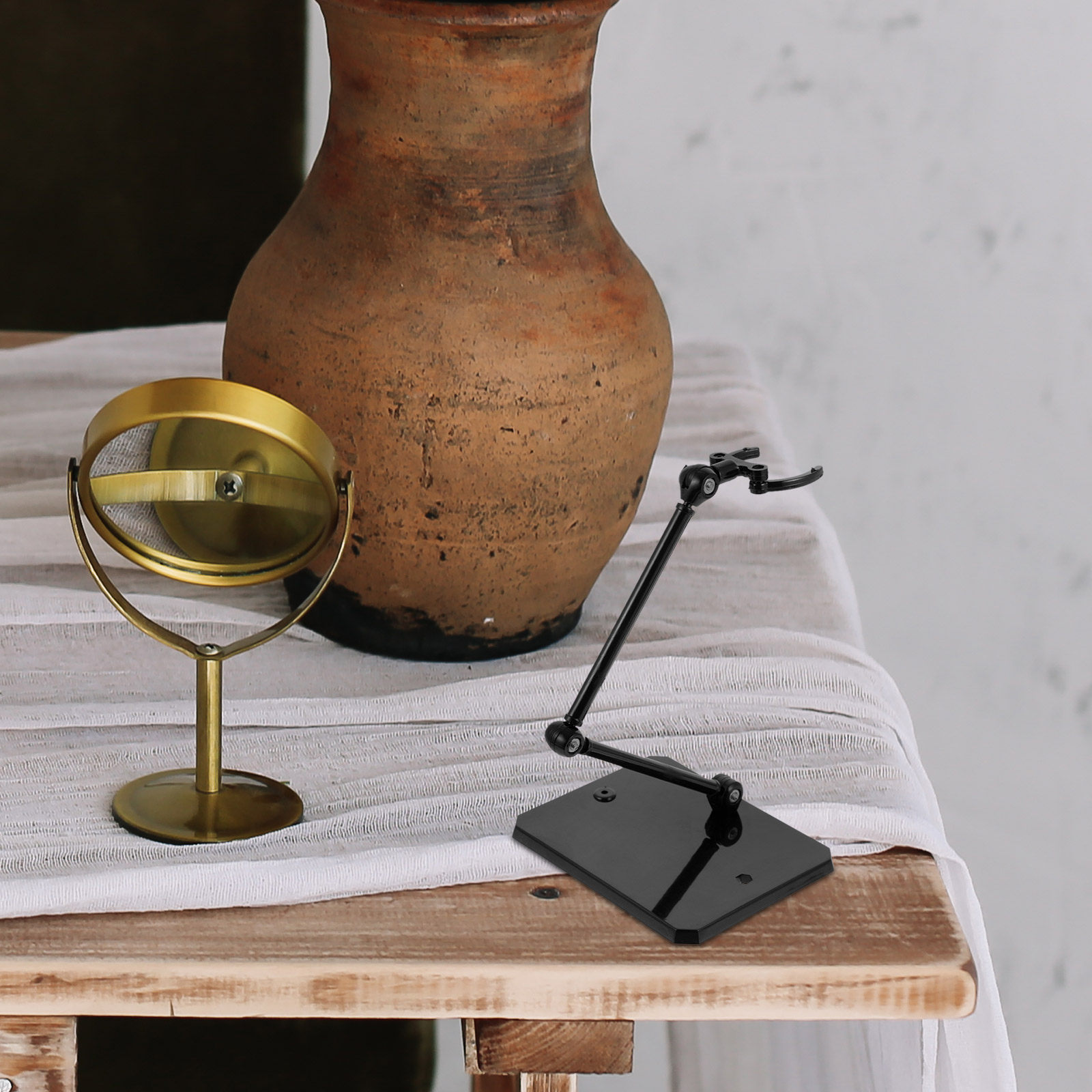 قطعتان من حوامل شخصيات الأكشن  - مراجعة Home Decor Store وسعره